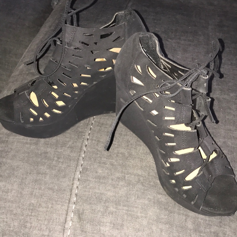 Black wedges